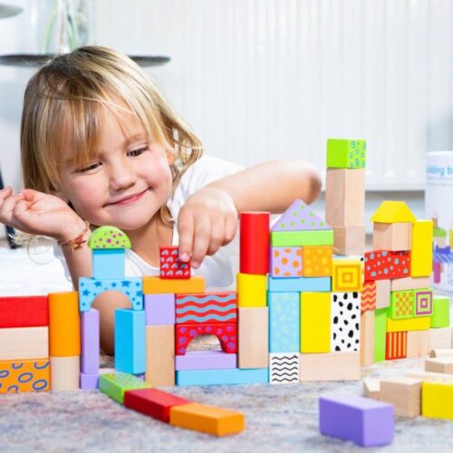 Houten bouwblokken in ton voor kinderen